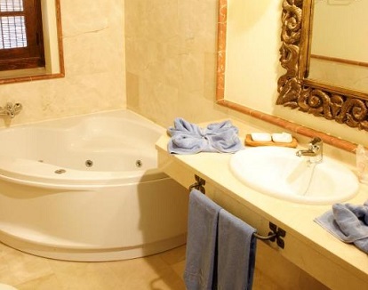 bañera de hidromasaje en el baño de la la Habitacion Doble para relajarse dos personas en el hotel rural Oasis en Fuerteventura
