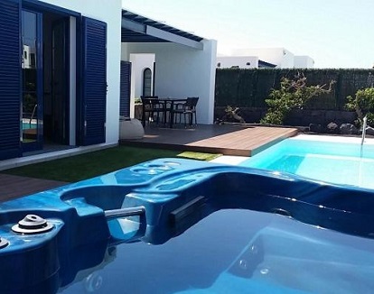Foto del jacuzzi exterior de la Villa Escondida donde tienes una bañera de hidromasaje en el exterior de la villa junto a la piscina privada para disfrutar del verano con tu pareja.