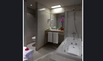 Foto del enorme jacuzzi privado para parejas que se encuentra en la terraza techada con vistas de la habitación Deluxe Jacuzzi