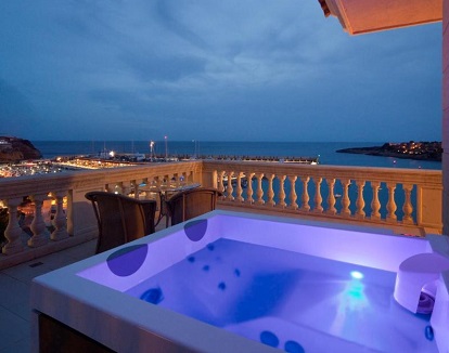 Foto de las vistas que tienes desde la terraza de la Suite Junior con vistas al mar y bañera de hidromasaje privada.