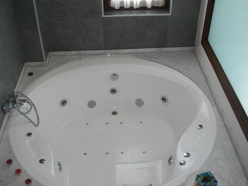 Bañera de Hidromasaje circular en el baño de la Habitación Doble Superior en Posada La Desmera