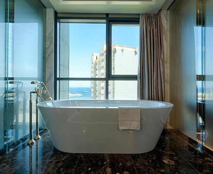 Foto de la bañera de hidromasaje en la Suite Junior Superior del hotel Pullman Skripper Barcelona