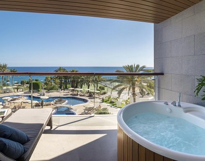 Foto del jacuzzi exterior en la terraza de las Suites y donde tienes vistas al mar y a la piscina del hotel.