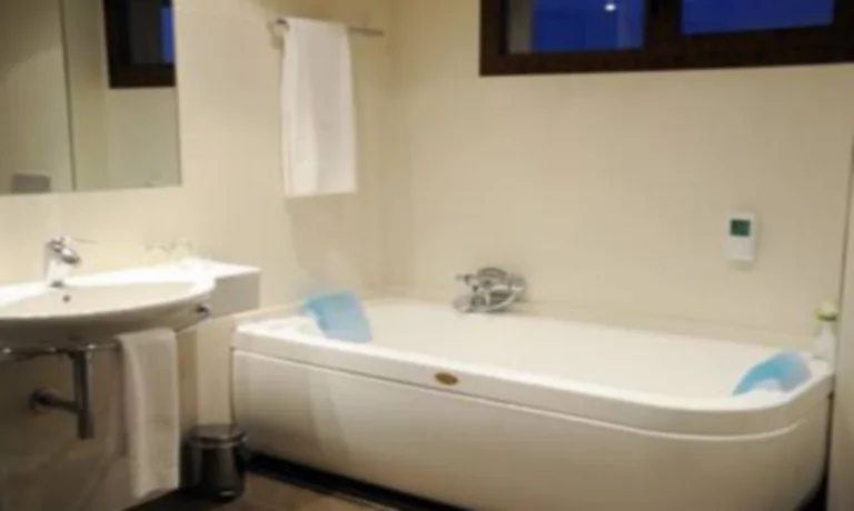 bañera de hidromasaje de la suite