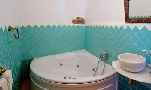 Foto de la Casa con bañera de hidromasaje que se encuentra en el baño y donde pueden relajarse dos personas tranquilamente mientras toman una copa de Chanpagne