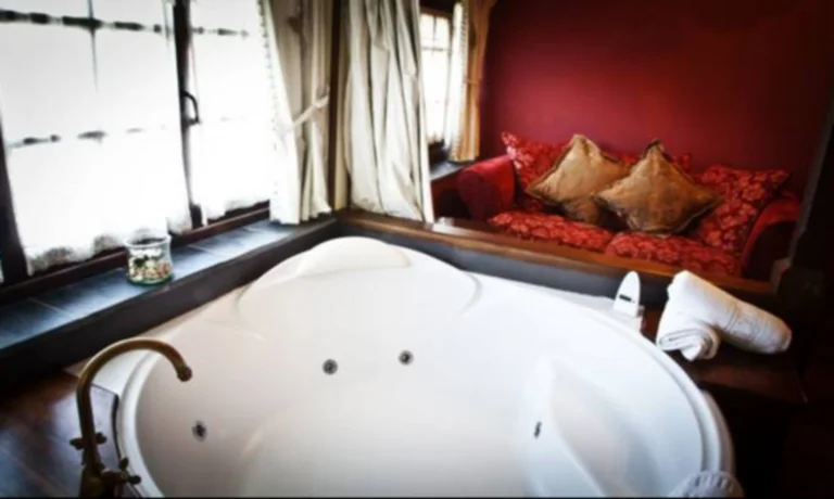 Foto del jacuzzi privado en la habitación de la doble superior del hotel La Moncloa de San Lazaro