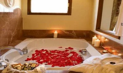 Foto de la bañera de hidromasaje privada de la habitación Suite Superior y que se encuentra detrás de una pared pero enfrente de la cama para dar un poco de intimidad pero también para dar un poco de juego romántico.