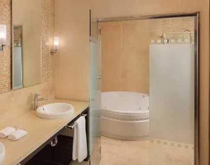 Foto de la bañera de hidromasaje circular que se encuentra en el bano de la Suite Deluxe