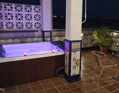 Jacuzzi para dos personas con cromoterapia instalado en la suite con terraza con vistas a Salobreña