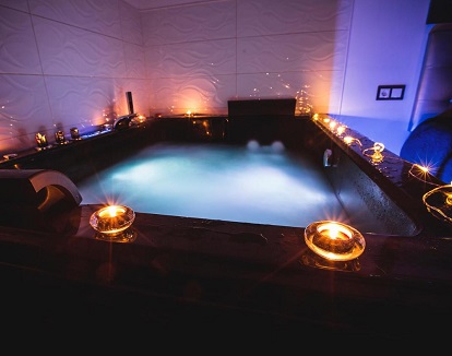 Imagen del jacuzzi privado del apartamento Suite del Amore donde tienes una bañera de hidromasaje privada para disfrutar de una noche especial con tu pareja