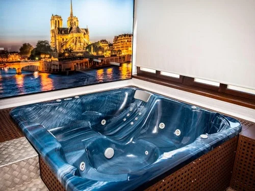 Foto del jacuzzi junto al cuadro y junto a la ventana en la Suite Deluxe del hotel rural Posada La Leyenda