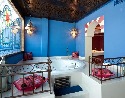 Foto de la bañera de hidromasaje privada en lo alto de un altillo en la Suite Deluxe del Hotel Infanta Leonor ideal para tu noche romántica.