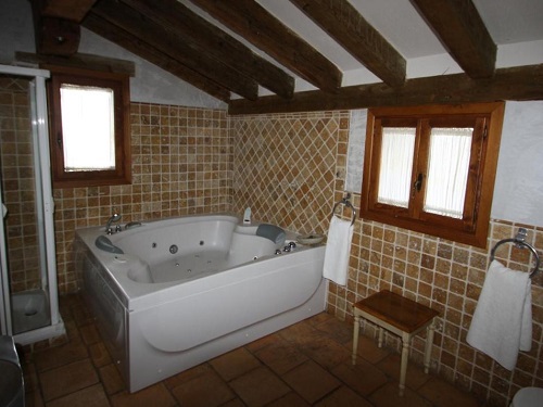 Foto de la bañera de hidromasaje en la Suite Junior del alojamiento rural Posada Fuenteplateada.