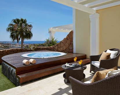 Foto del jacuzzi circular privado en el exterior en la terraza de la Villa del Hotel Suite Villa María.