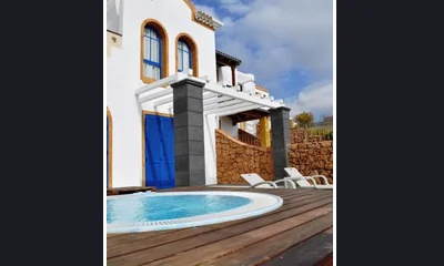 Foto del jacuzzi circular privado en el exterior en la terraza de la Villa del Hotel Suite Villa María.