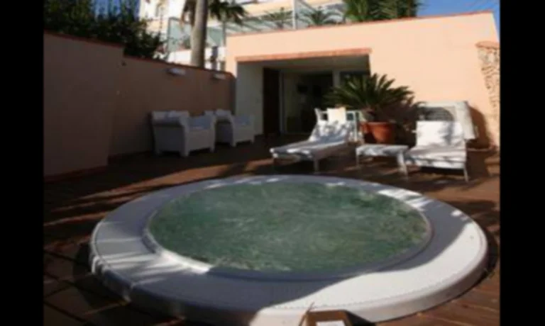 jacuzzi privado exterior en la terraza de la habitacion superior