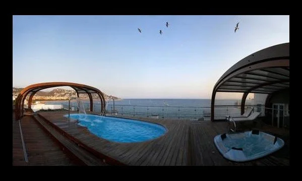 piscina con vistas al mar