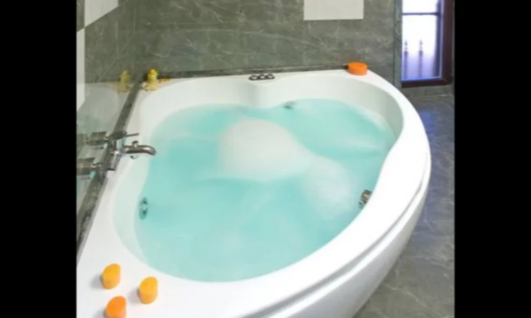 Bañera hidromasaje en el baño de la habitación Triple Superior en Hotel Villa Pasiega