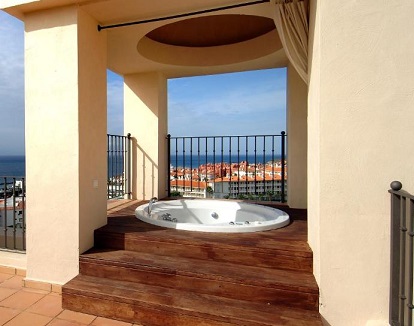 Foto del jacuzzi exterior que se encuentra en la terraza de la villa Solarium donde puedes relajarte con vistas al mar y a la playa con tu pareja.