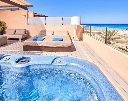 Foto del jacuzzi que se encuentra en la terraza amueblada del Apartamento Premium con Terraza Royal donde puesdes tomar el sol y disfrutar de vistas al mar desde tu jacuzzi.