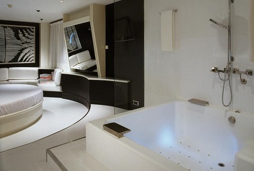 Foto de la bañera de hidromasaje del la suite con spa del hotel La França Travellers en Montjiuic