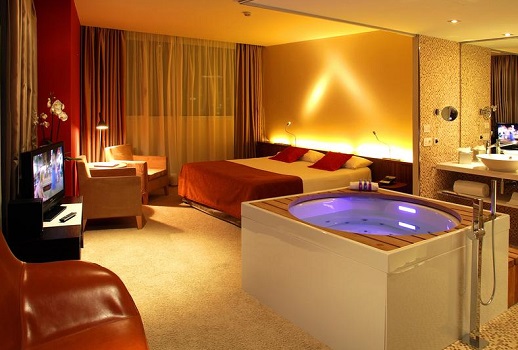 Foto del romántico jacuzzi que tienes junto a la cama en algunas habitaciones del hotel Diagonal Zero de Barcelona