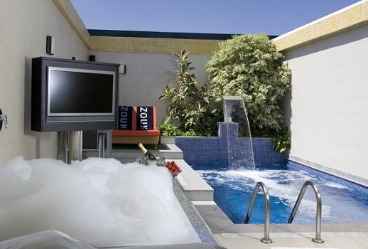 Foto la la piscina privada junto a un jacuzzi exterior que tienes en la propia habitación del hotel Zouk