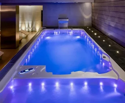 Foto del jacuzzi que se encuentra en la zona de spa con tumbonas del resort Hotel AC Baqueira