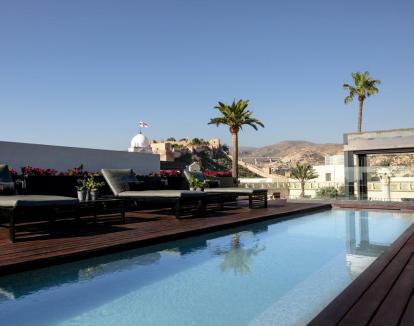 Foto de la piscina con vistas de la azotea del hotel.