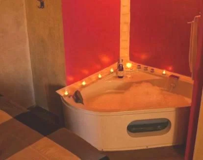 Foto de la Suite de lujo, una acogedora estancia con chimenea y jacuzzi privado.