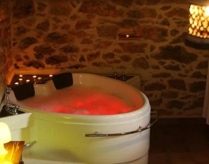 Foto de la Casa para dos personas de estilo rústico, jacuzzi privado y todo lo necesario para una estancia perfecta.