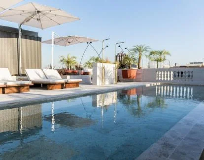 Foto de la piscina con solárium en la azotea y hermosas vistas.