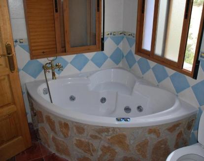 Foto de la Villa de un dormitorio con jacuzzi privado y piscina.