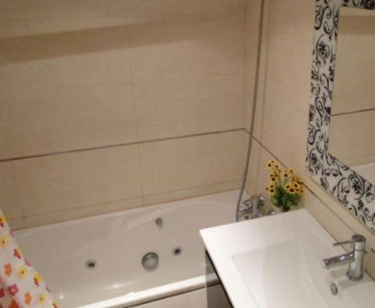 Foto del baño con bañera de hidromasaje que se encuentra en los Apartamentos Sitges