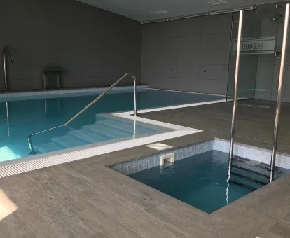 Foto de la piscina cubierta con bañera de hidromasaje de los Altos del Mediterraneo La Zenia