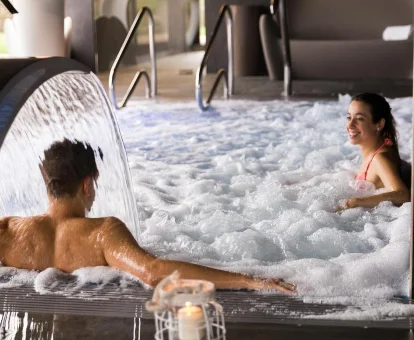 Foto de una pareja en el amplio jacuzzi del Apartahotel Suites Vila Birdie