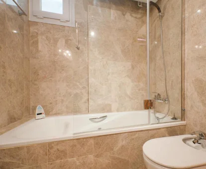 Foto de la bañera de hidromasaje del Apartamento de Lujo a Pie de Pista Miramar Ski