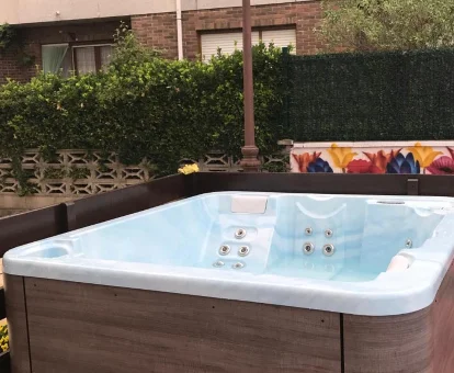 Foto del jacuzzi exterior de los Apartamentos Costa Noja