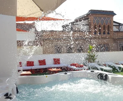 Foto del jacuzzi con chorros de agua de los Apartamentos Doña Lola