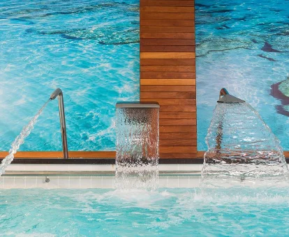 Foto del spa con cascada de los Apartamentos Guitart