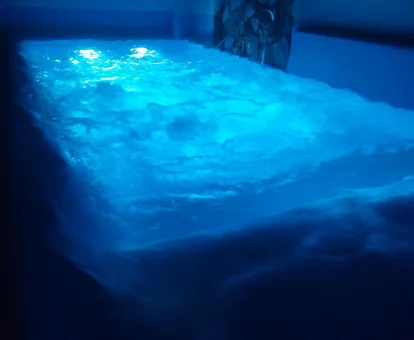 Foto de la piscina climatizada de los Apartamentos la Vega de Granada Piscina climatizada