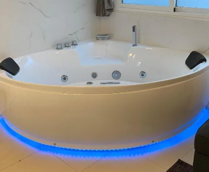 Foto de la bañera de hidroamsaje con luz de los Apartamentos Las Naranjas