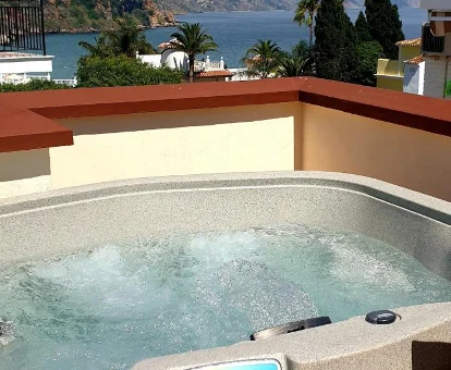 Foto del jacuzzi con vistas al mar que se encuentra en los Apartamentos Latin 

