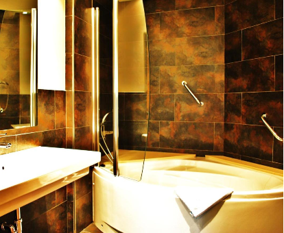 Foto de la bañera de hidromasaje que se encuentra en los Apartamentos Maritimo Ris