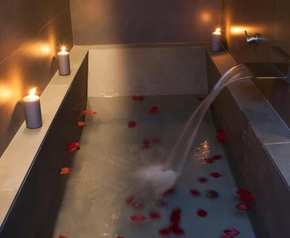 Foto de la bañera con cascada de los Apartamentos Neptuno