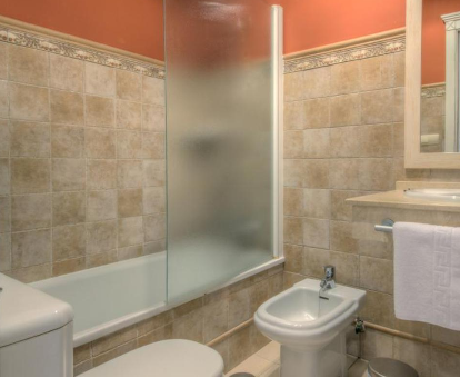 Foto de la bañera de hidromasaje que se encuentra en el baño de Apartamentos Piedramar 
