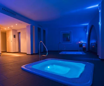 Foto del jacuzzi que se encuentra en el spa de los Apartamentos Pueblo Acantilado Suites