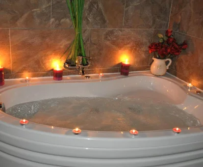 Foto de la bañera de hidromasaje con velas de los Apartamentos Spa Casco Historico de Isla 
