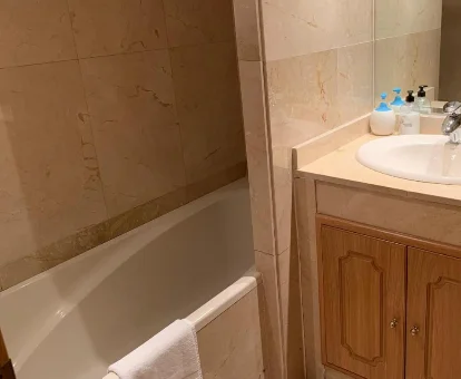 Foto de la bañera de hiromasaje de los Apartamentos Torr en Madrid: Av América - López de Hoyos