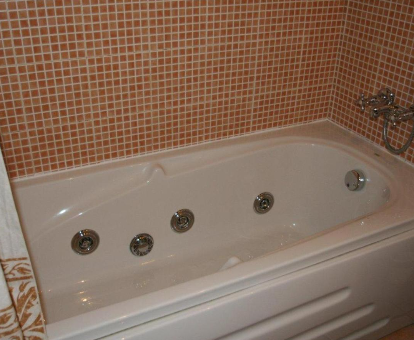 Foto de la bañera de hidromasaje que se encuentra en los Apartamentos Turisticos Paseo de la Alameda